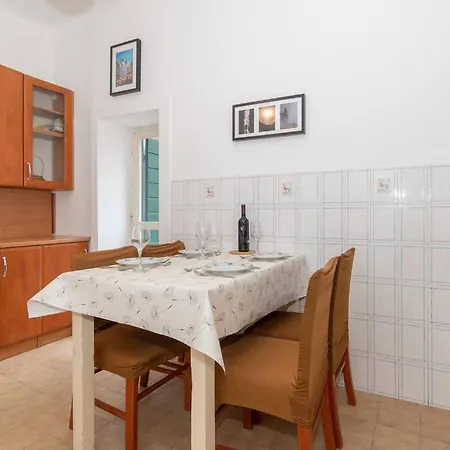 Apartment Sweet Center Split